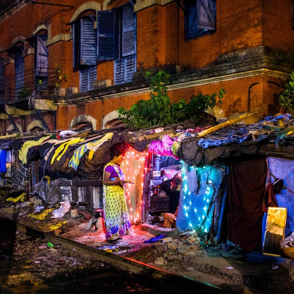 Geschmückte Hütten im Viertel Burrabazar: Diwali feiert den Sieg des Lichts über die Finsternis. Bei aller Farbenpracht sind Dattos Bilder niemals exotisierend, liefern kein Klischee Indiens