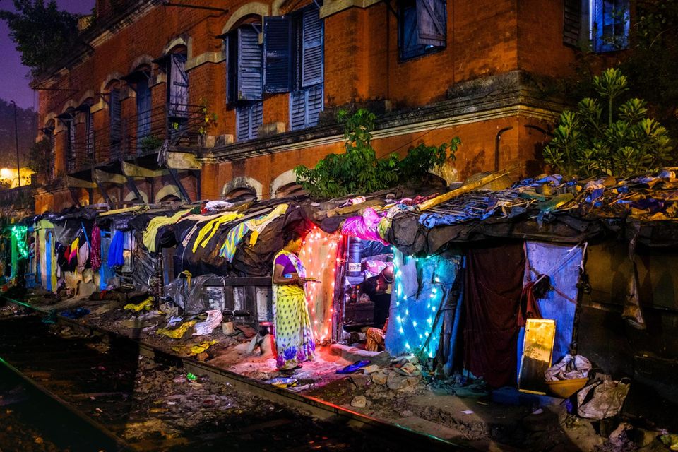 Geschmückte Hütten im Viertel Burrabazar: Diwali feiert den Sieg des Lichts über die Finsternis. Bei aller Farbenpracht sind Dattos Bilder niemals exotisierend, liefern kein Klischee Indiens