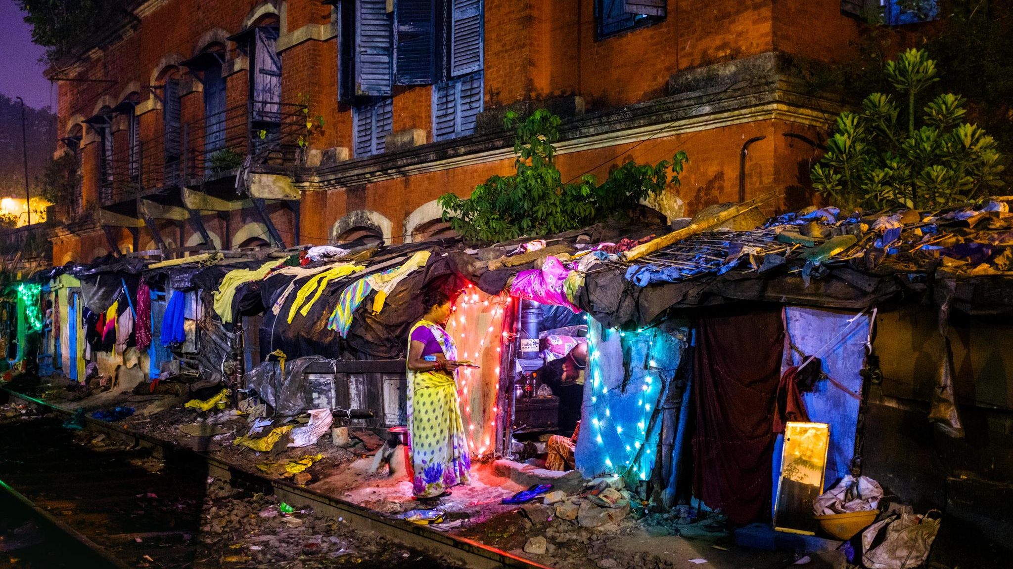 Fotografie: Geschmückte Hütten im Viertel Burrabazar: Diwali feiert den Sieg des Lichts über die Finsternis. Bei aller Farbenpracht sind Dattos Bilder niemals exotisierend, liefern kein Klischee Indiens Geschmückte Hütten im Viertel Burrabazar: Diwali feiert den Sieg des Lichts über die Finsternis. Bei aller Farbenpracht sind Dattos Bilder niemals exotisierend, liefern kein Klischee Indiens