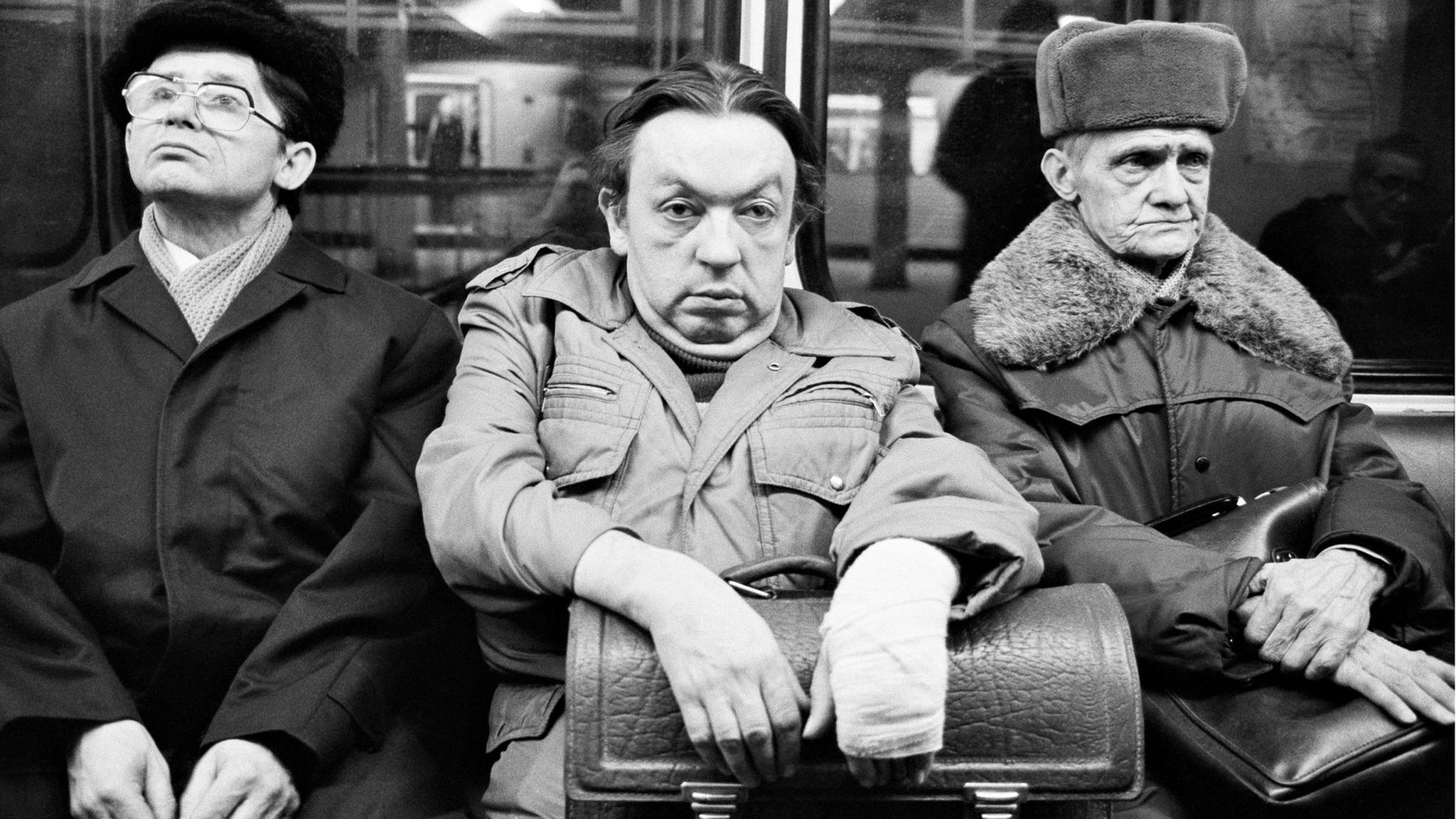 Ostberlin: Berliner Bürger auf dem Weg zur Arbeit, und der Fotograf frisch vom Feiern: Hauswald richtet morgens in der U-Bahn seine Kamera auf die drei gegenüber. Haschkekse haben ihm den nötigen Mut eingeflößt Berliner Bürger auf dem Weg zur Arbeit, und der Fotograf frisch vom Feiern: Hauswald richtet morgens in der U-Bahn seine Kamera auf die drei gegenüber. Haschkekse haben ihm den nötigen Mut eingeflößt