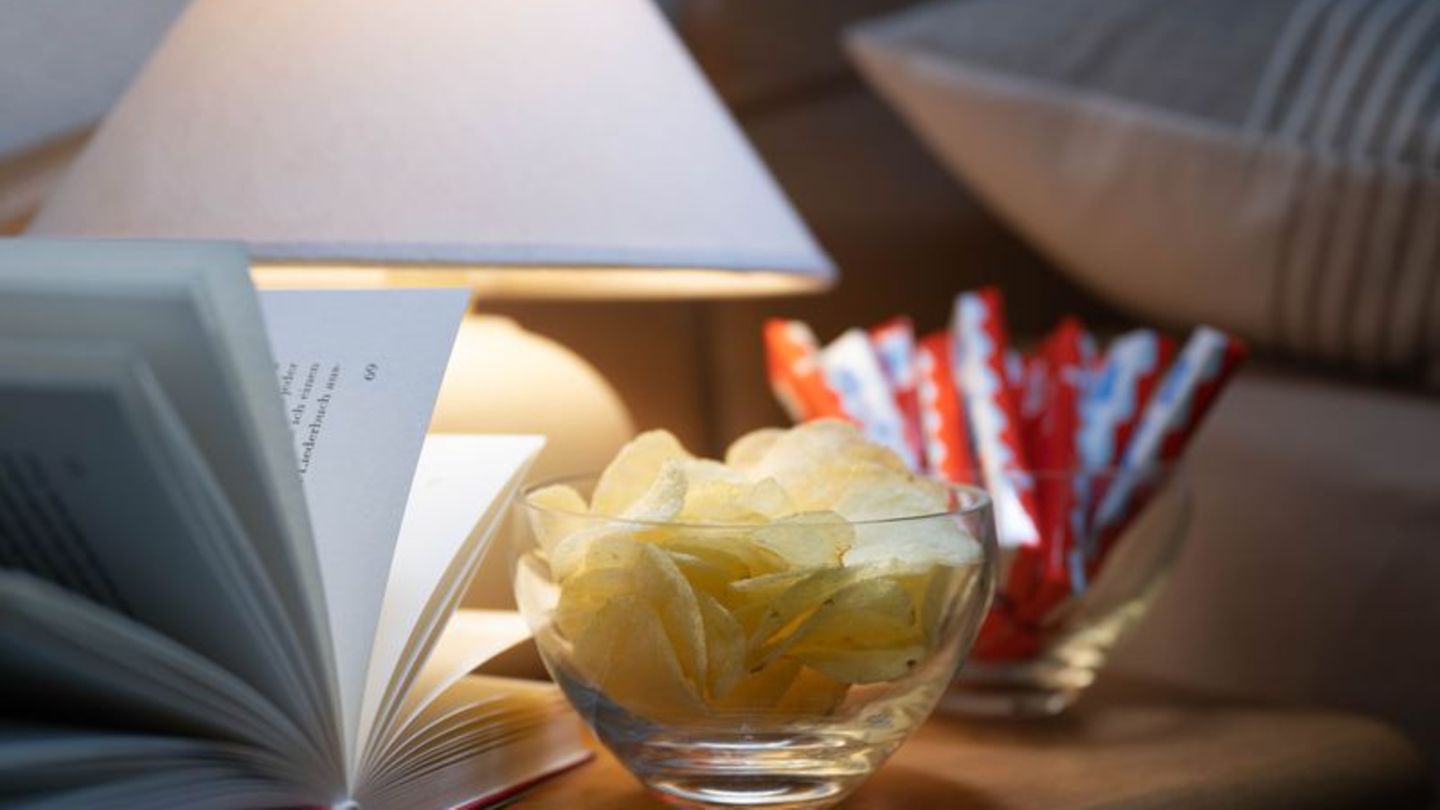 Schokolade oder Chips stehen auf einem Nachttisch