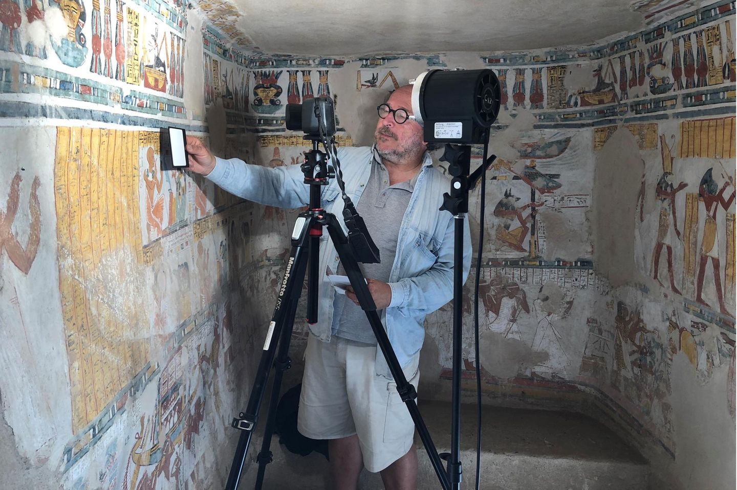 Forscher Philippe Martinez in einem altägyptischen Grab