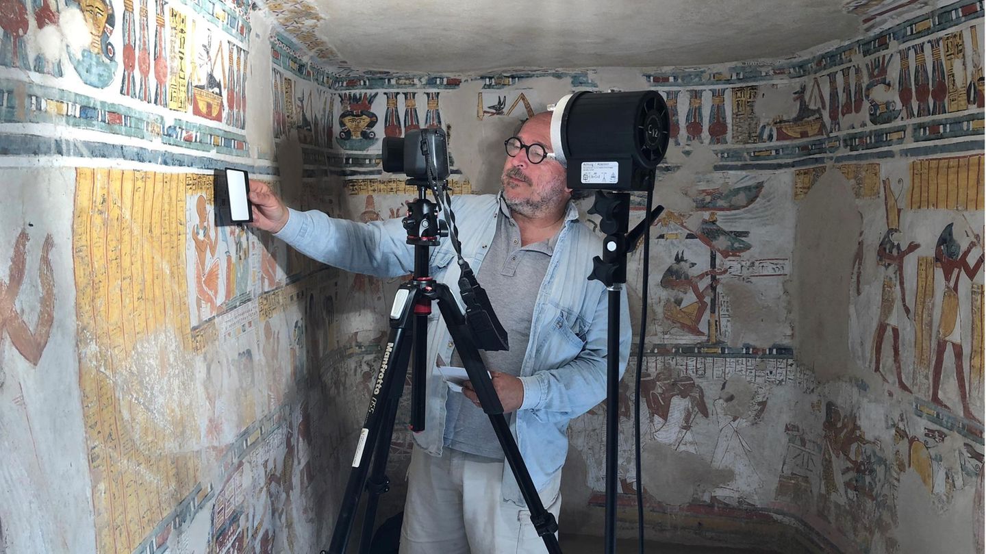 Forscher Philippe Martinez in einem altägyptischen Grab