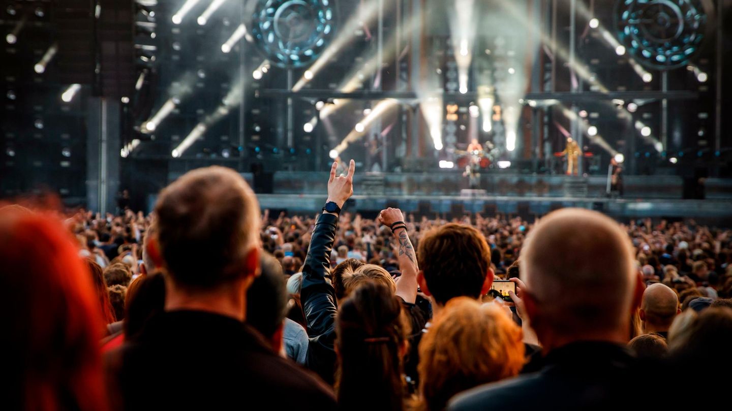 Rammstein Fans bei einem Konzert in Tallinn, Estland