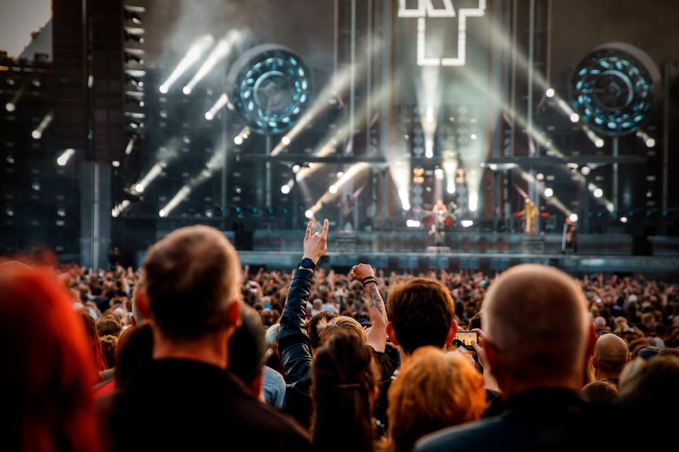 Rammstein Fans bei einem Konzert in Tallinn, Estland