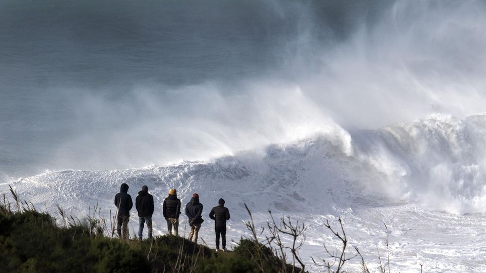 Schaulustige bei den Wellen von Nazaré