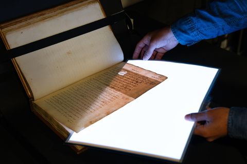 Entschlüsselung: 400 Jahre altes Manuskript über Elisabeth I. offenbart geheime Passagen