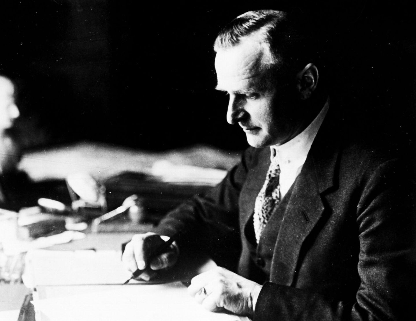 Goerdeler am Schreibtisch, Foto um 1931. Goerdeler, Carl Friedrich Politiker (1930-37 Oberbuergermeister von Leipzig; fuehrender Kopf der Wider- standsbewegung) Schneidemuehl 31.7.1884 - (hingerichtet) Berlin-Ploetzensee 2.2.1945. - Goerdeler am Schreibtisch.- Foto, um 1931.