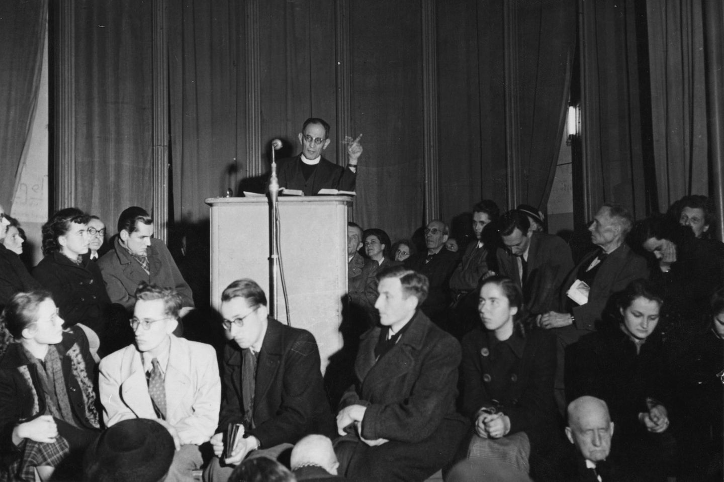 Martin Niemoeller bei einem Vortrag 1950 Niemoeller, Martin evangelischer Theologe 1892-1984. - Kirchenpraesident Niemoeller bei einem Vortrag in seiner frueheren Gemeinde in Berlin-Dahlem. - Foto, 1950.