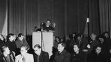 Martin Niemoeller bei einem Vortrag 1950 Niemoeller, Martin evangelischer Theologe 1892-1984. - Kirchenpraesident Niemoeller bei einem Vortrag in seiner frueheren Gemeinde in Berlin-Dahlem. - Foto, 1950.