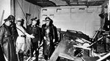 Reichsmarschall Hermann Göring (helle Uniform) und der Chef der «Kanzlei des Führers», Martin Bormann (l.), begutachten die Zerstörung im Raum der Karten-Baracke im Führerhauptquartier Rastenburg, wo Oberst Stauffenberg am 20. Juli 1944 eine Sprengladung zündete, mit der Absicht Hitler zu töten (Archivfoto vom 20.07.1944). Als am 20. Juli 1944 gegen 12.50 Uhr der Sprengsatz in der «Wolfsschanze» detoniert, ging Claus Schenk Graf von Stauffenberg vom Tod des Diktators aus. Für den Attentäter schien das größte Hindernis für den Sturz der Nazis beseitigt. Doch vor Tagesende war «Operation Walküre» gescheitert. Hitler überlebte den Anschlag, Stauffenberg wurde hingerichtet und hunderte Todesurteile folgten. Mit mehreren Gedenkveranstaltungen und dem traditionellen Bundeswehr-Gelöbnis wird am Freitag (20.07.2012) in Berlin an das gescheiterte Attentat auf Adolf Hitler vor 68 Jahren erinnert.