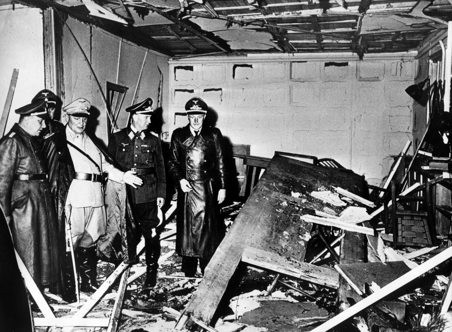 Claus Schenk Graf von Stauffenberg (1907–1944) – der Aristokrat Reichsmarschall Hermann Göring (helle Uniform) und der Chef der «Kanzlei des Führers», Martin Bormann (l.), begutachten die Zerstörung im Raum der Karten-Baracke im Führerhauptquartier Rastenburg, wo Oberst Stauffenberg am 20. Juli 1944 eine Sprengladung zündete, mit der Absicht Hitler zu töten (Archivfoto vom 20.07.1944). Als am 20. Juli 1944 gegen 12.50 Uhr der Sprengsatz in der «Wolfsschanze» detoniert, ging Claus Schenk Graf von Stauffenberg vom Tod des Diktators aus. Für den Attentäter schien das größte Hindernis für den Sturz der Nazis beseitigt. Doch vor Tagesende war «Operation Walküre» gescheitert. Hitler überlebte den Anschlag, Stauffenberg wurde hingerichtet und hunderte Todesurteile folgten. Mit mehreren Gedenkveranstaltungen und dem traditionellen Bundeswehr-Gelöbnis wird am Freitag (20.07.2012) in Berlin an das gescheiterte Attentat auf Adolf Hitler vor 68 Jahren erinnert.