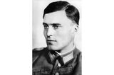 Der deutsche Offizier und spätere Widerstandskämpfer in einer Aufnahme aus den frühen 30-er Jahren. Claus Graf Schenk von Stauffenberg wurde am 15. November 1907 in Schloß Jettingen geboren. Während seiner erfolgreichen militärischen Laufbahn war er zunächst von Hitlers Erfolgen beeindruckt, die Empörung über den Terror in den besetzten Gebieten ließ ihn jedoch zur treibenden Kraft des Widerstands werden. Nach dem von ihm durchgeführten gescheiterten Attentat auf Adolf Hitler am 20. Juli 1944 wurde Claus Graf Schenk von Stauffenberg einen Tag später, am 21. Juli 1944, standrechtlich erschossen.