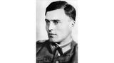 Der deutsche Offizier und spätere Widerstandskämpfer in einer Aufnahme aus den frühen 30-er Jahren. Claus Graf Schenk von Stauffenberg wurde am 15. November 1907 in Schloß Jettingen geboren. Während seiner erfolgreichen militärischen Laufbahn war er zunächst von Hitlers Erfolgen beeindruckt, die Empörung über den Terror in den besetzten Gebieten ließ ihn jedoch zur treibenden Kraft des Widerstands werden. Nach dem von ihm durchgeführten gescheiterten Attentat auf Adolf Hitler am 20. Juli 1944 wurde Claus Graf Schenk von Stauffenberg einen Tag später, am 21. Juli 1944, standrechtlich erschossen.