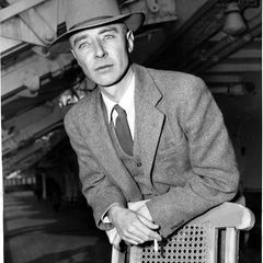 Robert Oppenheimer lehnt sich an einen Stuhl und hat eine Zigarette in der Hand