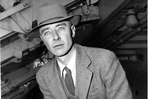 Robert Oppenheimer lehnt sich an einen Stuhl und hat eine Zigarette in der Hand