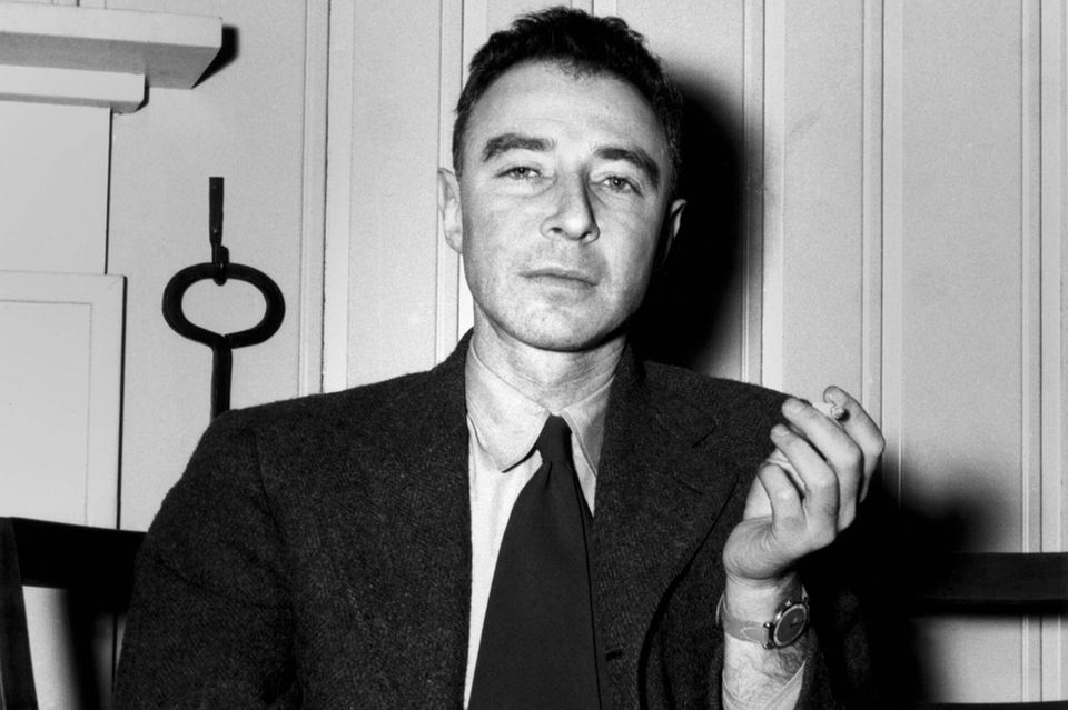 Robert Oppenheimer sitzt und raucht Zigarette