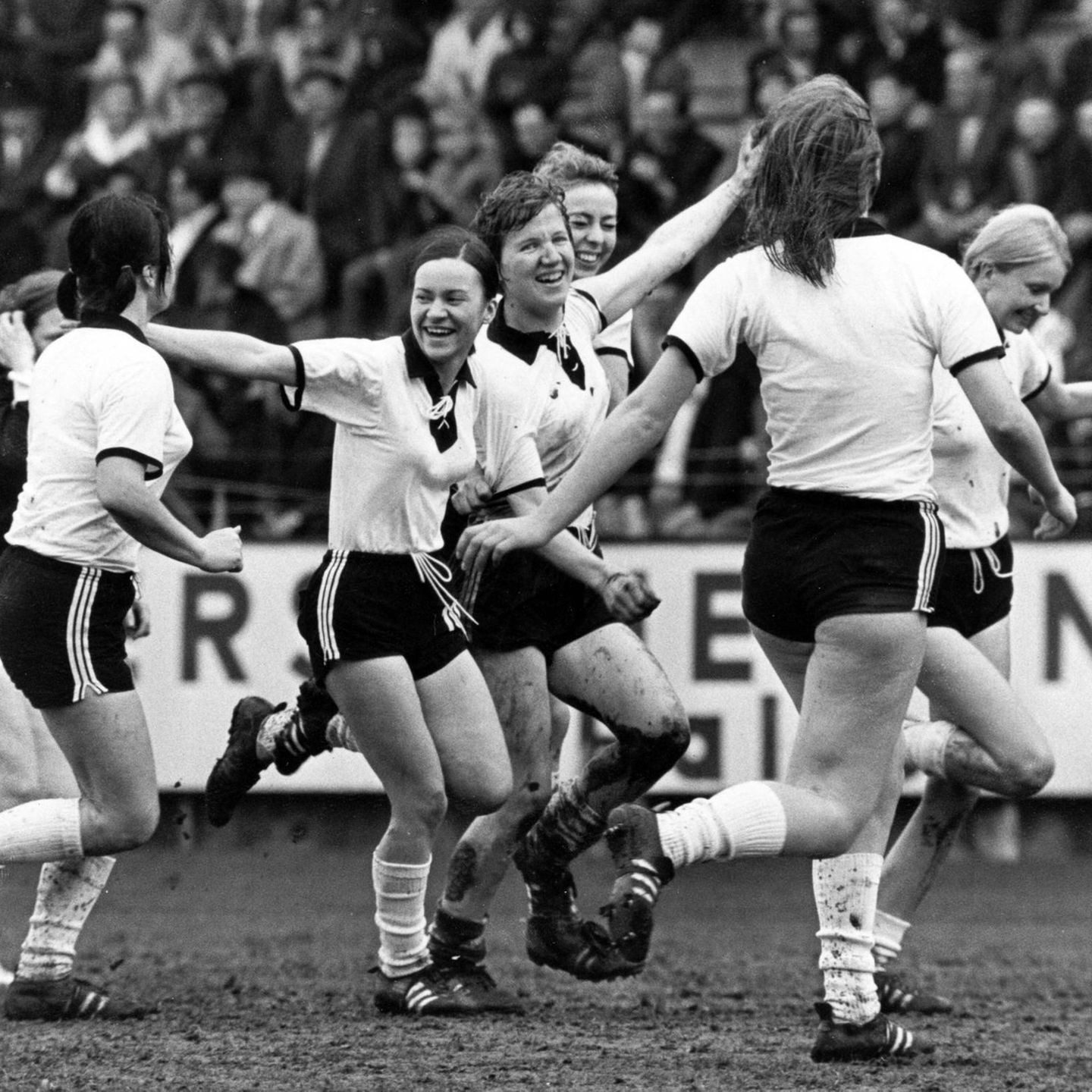 Torjubel im Frauenfußball 70er Jahre