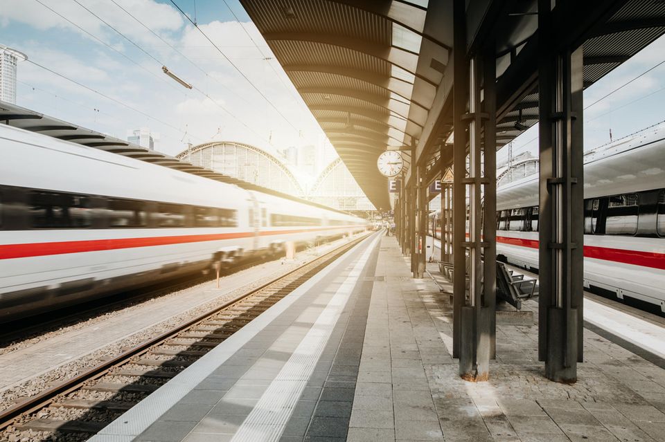 Eine Bahnfahrt verursacht nur etwa ein Zehntel der Emissionen, die ein Flug auf der gleichen Strecke verursachen würde.