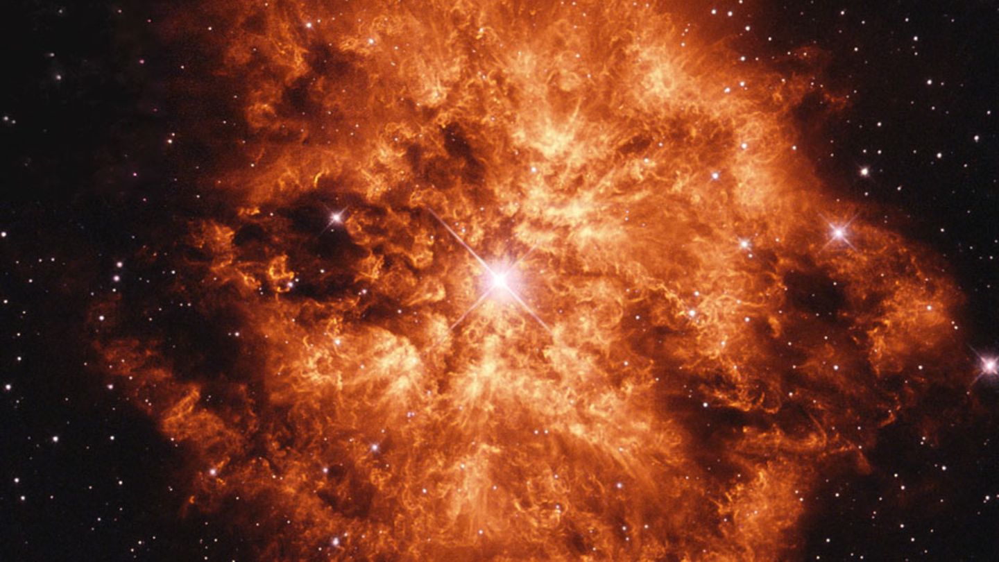 Kohlenstoffstaub entsteht im Universum beispielsweise, wenn sich große Sterne am Ende ihrer Lebenszeit aufblähen. Schwere Elemente aus dem Stern werden vom Sternenwind hinaus ins All getragen, wo der Kohlenstoff zu Staubteilchen kondensiert. Das Foto zeigt den Wolf-Rayet-Stern WR 124 mitsamt seinem umgebenden Nebel