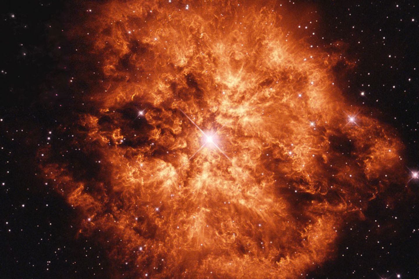 Kohlenstoffstaub entsteht im Universum beispielsweise, wenn sich große Sterne am Ende ihrer Lebenszeit aufblähen. Schwere Elemente aus dem Stern werden vom Sternenwind hinaus ins All getragen, wo der Kohlenstoff zu Staubteilchen kondensiert. Das Foto zeigt den Wolf-Rayet-Stern WR 124 mitsamt seinem umgebenden Nebel