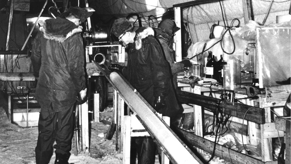Bohrkern-Analyse: Camp Century 1966: Zwei Forscher begutachten den Bohrkern, der Jahrzehnte später Erkenntnisse über längst vergangene Zeiten brachte Camp Century 1966: Zwei Forscher begutachten den Bohrkern, der Jahrzehnte später Erkenntnisse über längst vergangene Zeiten brachte