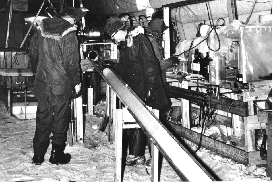 Camp Century 1966: Zwei Forscher begutachten den Bohrkern, der Jahrzehnte später Erkenntnisse über längst vergangene Zeiten brachte