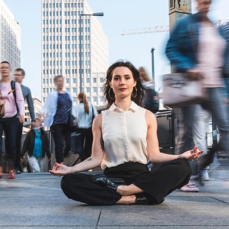 Beschleunigung: Der Temporausch der Moderne zielt darauf, Zeit zu sparen. Doch stellt sich beim Einzelnen paradoxerweise nie Zeitreichtum ein - es sei denn, er  findet ganz eigene Rituale Der Temporausch der Moderne zielt darauf, Zeit zu sparen. Doch stellt sich beim Einzelnen paradoxerweise nie Zeitreichtum ein - es sei denn, er  findet ganz eigene Rituale