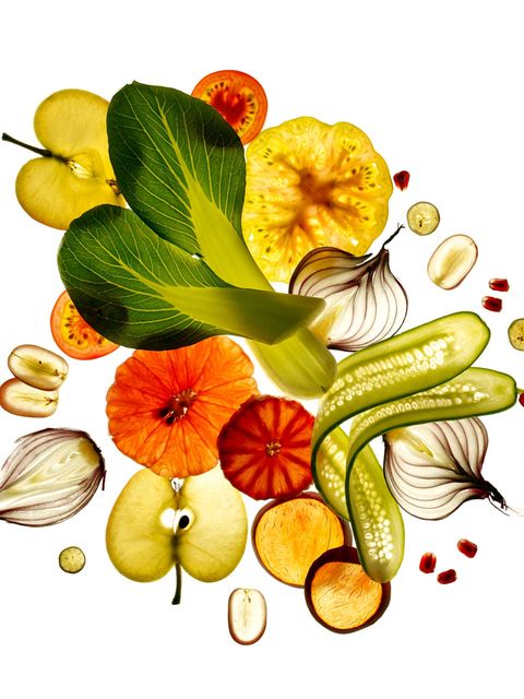 In Scheiben geschnittenes Obst und Gemüse, von hinten angeleuchtet