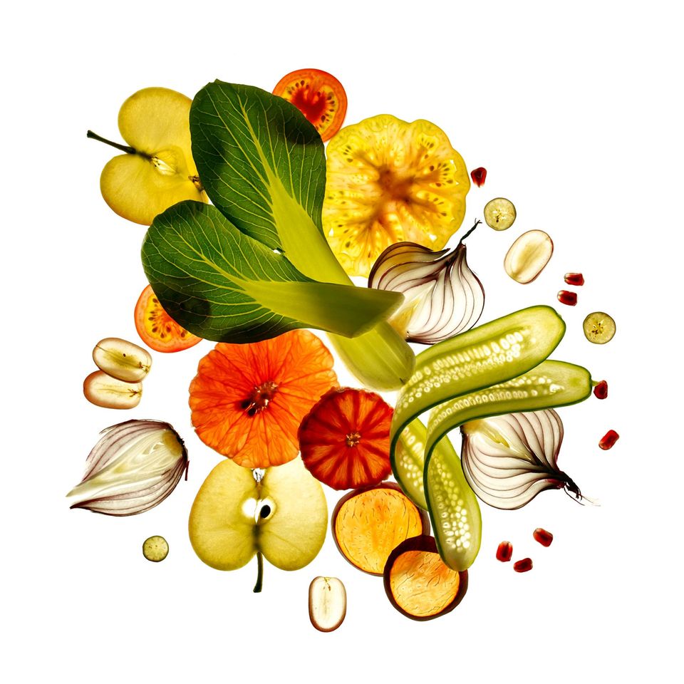 In Scheiben geschnittenes Obst und Gemüse, von hinten angeleuchtet