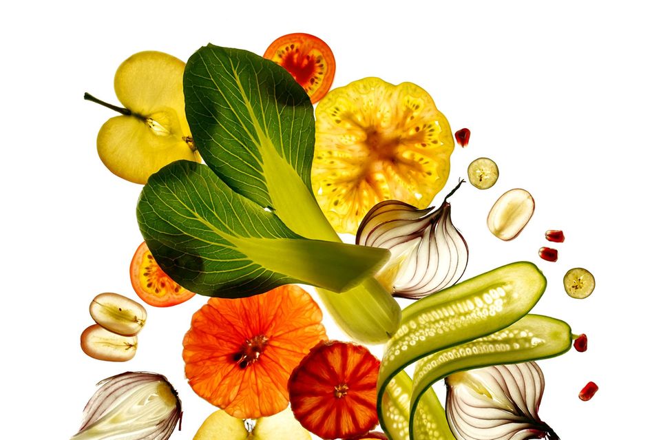 In Scheiben geschnittenes Obst und Gemüse, von hinten angeleuchtet 0.999