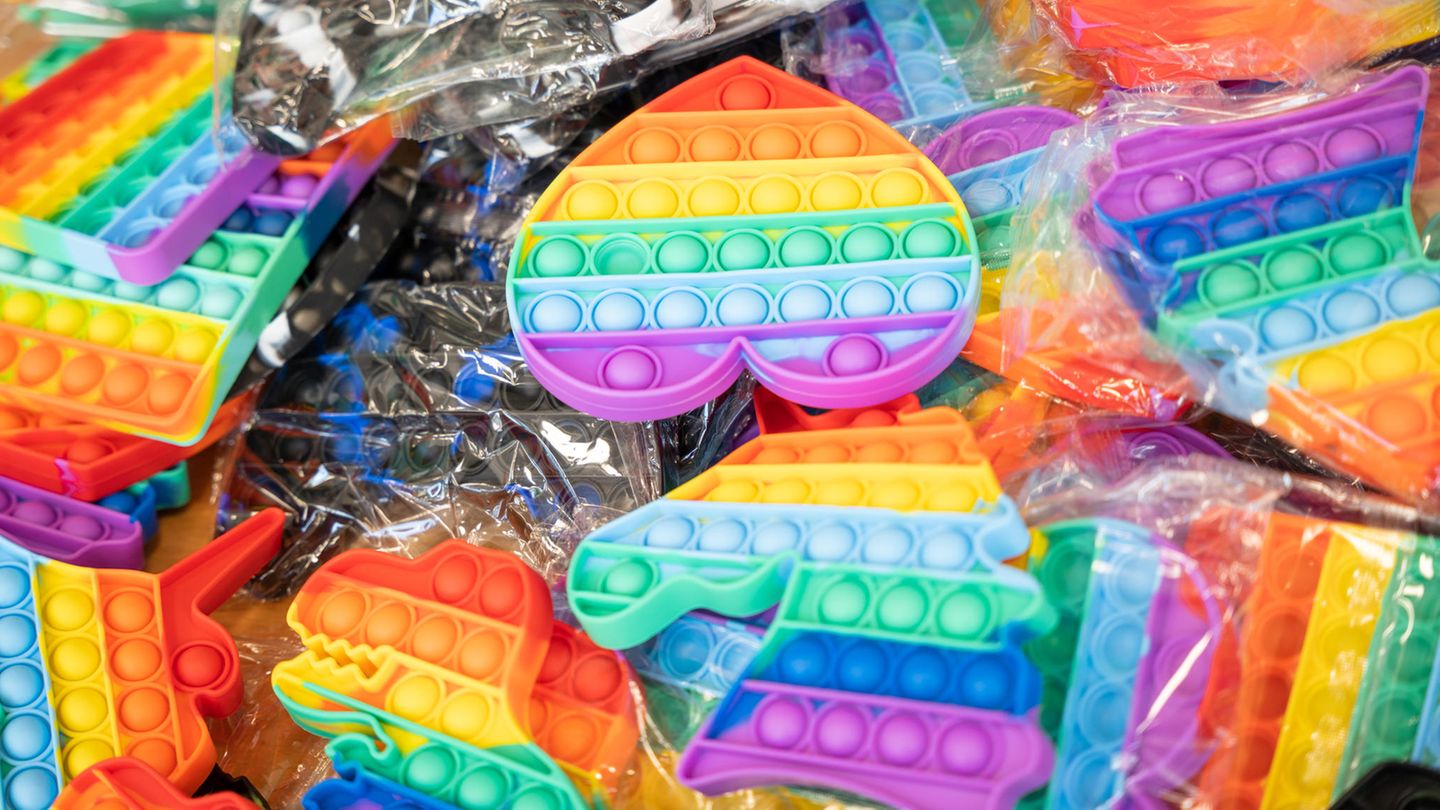 Vom Zoll sichergestellt: Kunststoff-Produkte ohne TÜV-Zertifikat. Nach Ansicht des Umweltverbands BUND überwachen die Behörden den Online-Markt für Kinderspielzeug nicht ausreichend