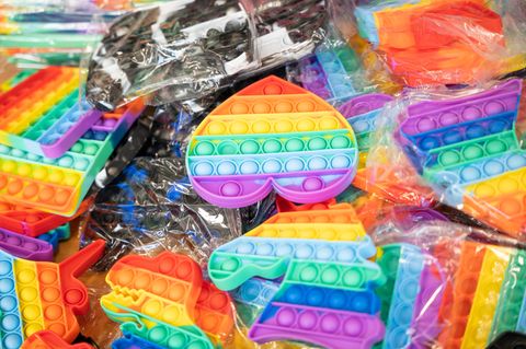 Vom Zoll sichergestellt: Kunststoff-Produkte ohne TÜV-Zertifikat. Nach Ansicht des Umweltverbands BUND überwachen die Behörden den Online-Markt für Kinderspielzeug nicht ausreichend