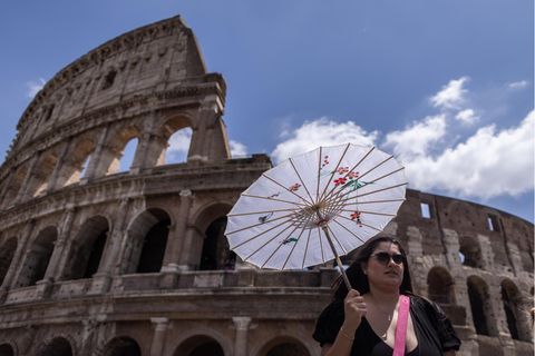 In Rom zogen sich viele Menschen während der größten Hitze in ihre kühlen Häuser zurück, nur die Sehenswürdigkeiten waren bei über 40 Grad gut besucht. Forschende führen die Hitzewelle auf den Klimawandel zurück