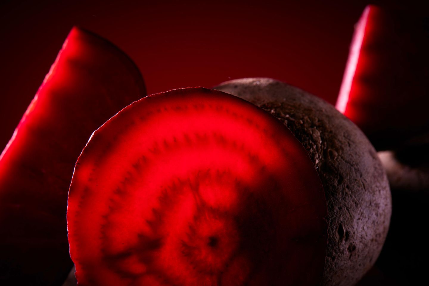 Eine aufgeschnittene Rote Beete in Nahaufnahme