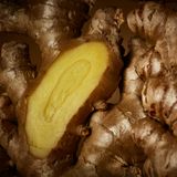 Eine aufgeschnitte Ingwerwurzel in Nahaufnahme