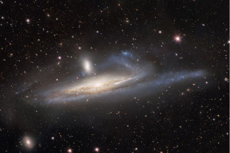 Die Zwerggalaxie "NGC 1531" und die große Spiralgalaxie "NGC 1532" kurz vor der Verschmelzung. Foto: CTIO/NOIRLab/DOE/NSF/AURA/d