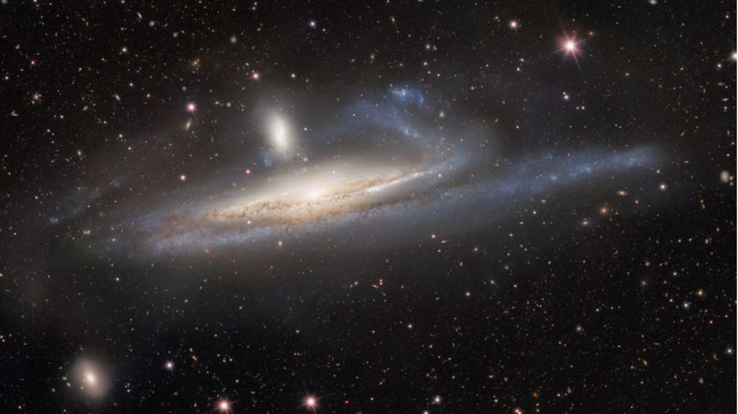 Die Zwerggalaxie "NGC 1531" und die große Spiralgalaxie "NGC 1532" kurz vor der Verschmelzung. Foto: CTIO/NOIRLab/DOE/NSF/AURA/d