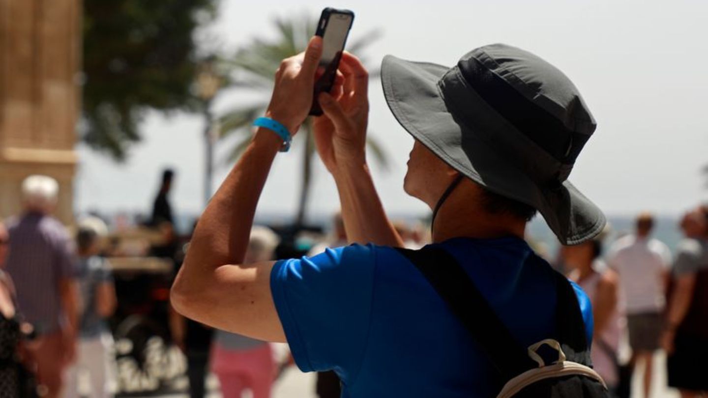 Schnappschuss mit dem Smartphone: Einer Umfrage zufolge bestimmt die Aussicht, ein tolles Foto oder Video in sozialen Netzwerken