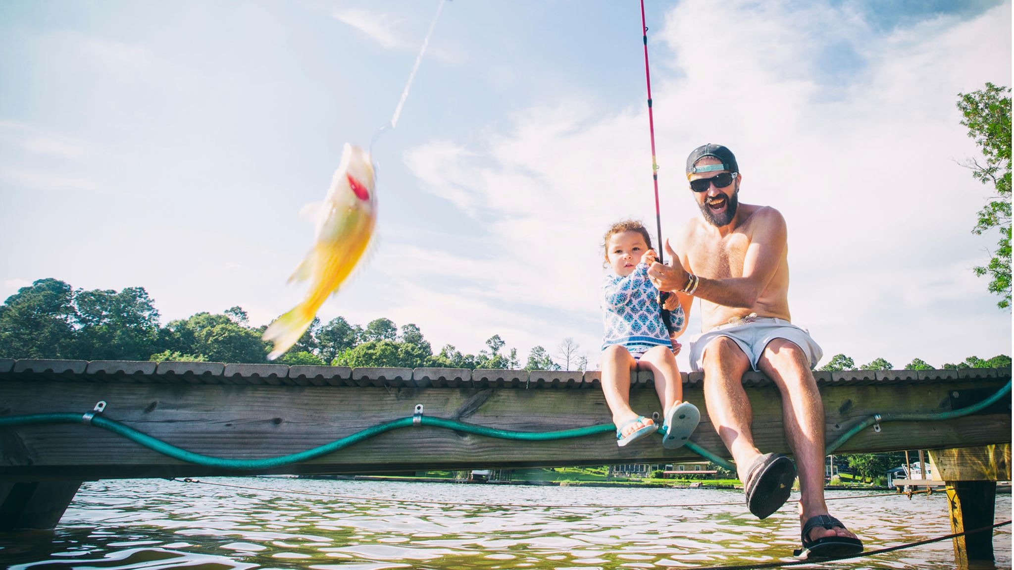 Was macht wirklich langfristig glücklich? Viele erfüllt die Elternrolle. Doch auch ohne Kinder können Menschen "generative Rollen" übernehmen, für Jüngere zum Mentor werden 
