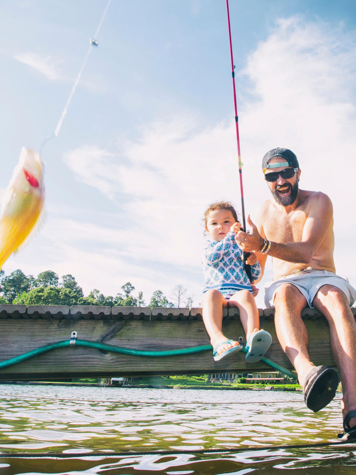 Was macht wirklich langfristig glücklich? Viele erfüllt die Elternrolle. Doch auch ohne Kinder können Menschen "generative Rollen" übernehmen, für Jüngere zum Mentor werden 
