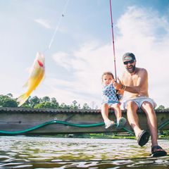 Was macht wirklich langfristig glücklich? Viele erfüllt die Elternrolle. Doch auch ohne Kinder können Menschen "generative Rollen" übernehmen, für Jüngere zum Mentor werden 