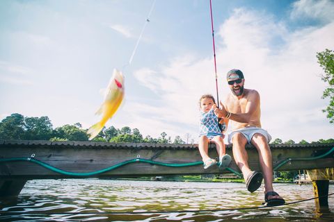Was macht wirklich langfristig glücklich? Viele erfüllt die Elternrolle. Doch auch ohne Kinder können Menschen "generative Rollen" übernehmen, für Jüngere zum Mentor werden 
