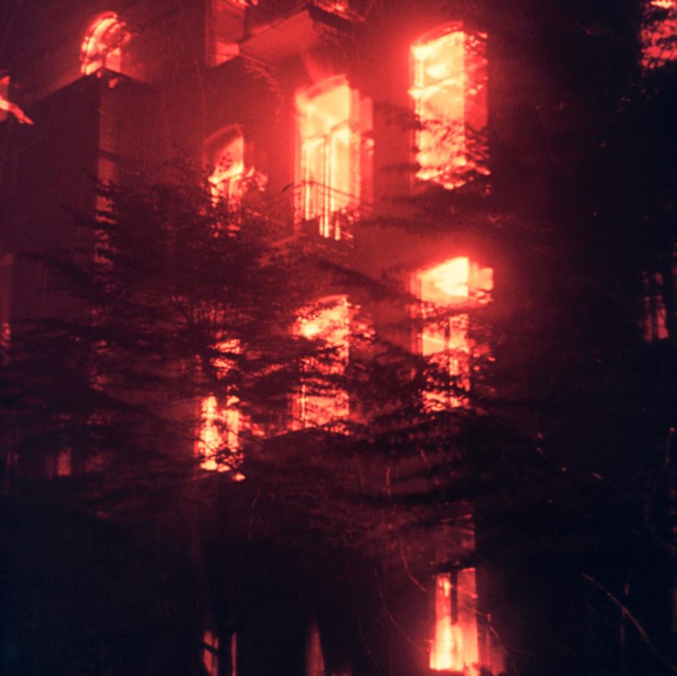 Brennendes Haus während des Feuersturms in Hamburg