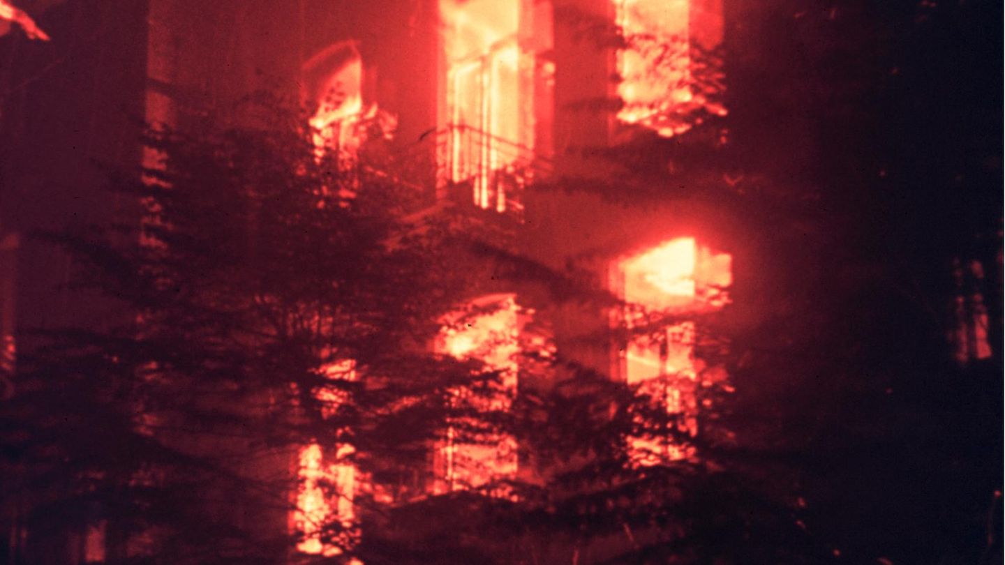 Brennendes Haus während des Feuersturms in Hamburg