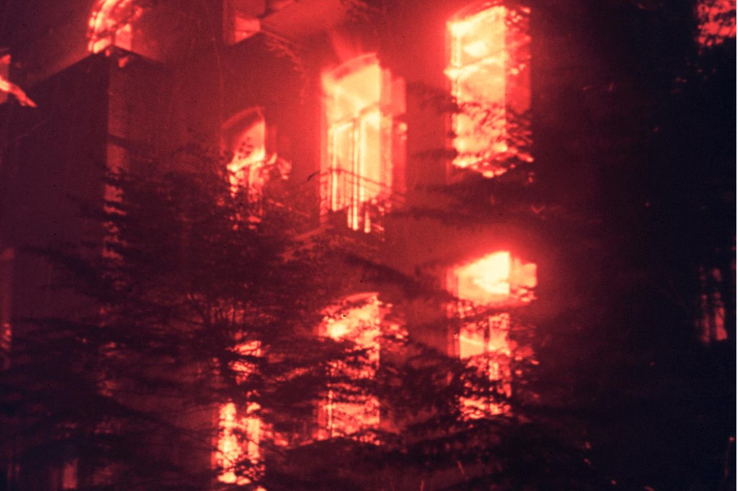 Brennendes Haus während des Feuersturms in Hamburg