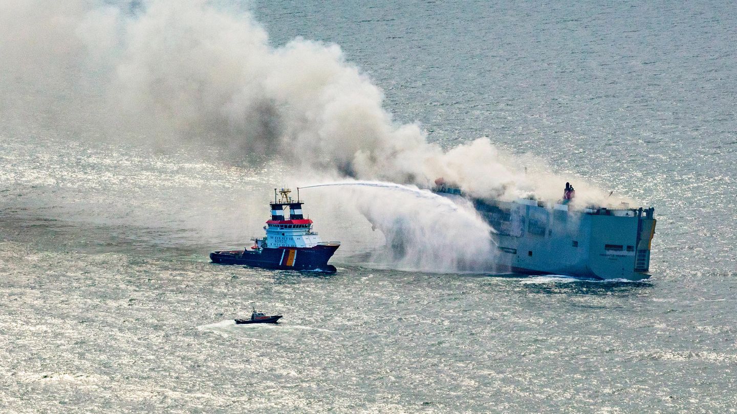 Der mit knapp 3000 Autos beladene Frachter "Fremantle Highway" brennt in der Nordsee vor Ameland