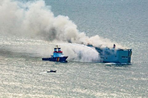 Der mit knapp 3000 Autos beladene Frachter "Fremantle Highway" brennt in der Nordsee vor Ameland