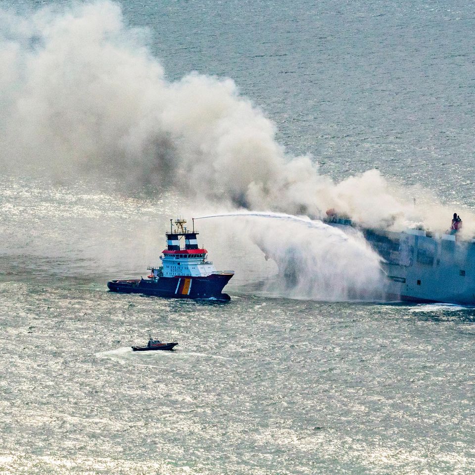 Der mit knapp 3000 Autos beladene Frachter "Fremantle Highway" brennt in der Nordsee vor Ameland