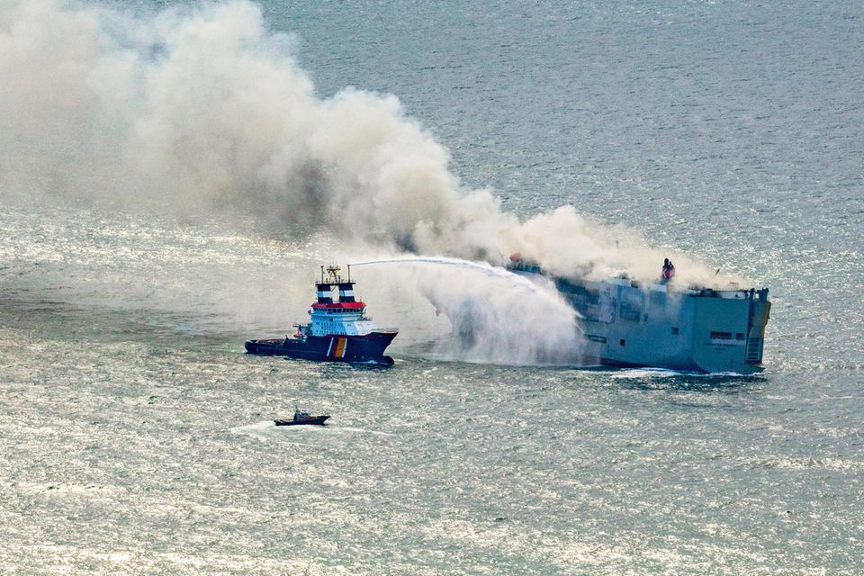 Der mit knapp 3000 Autos beladene Frachter "Fremantle Highway" brennt in der Nordsee vor Ameland